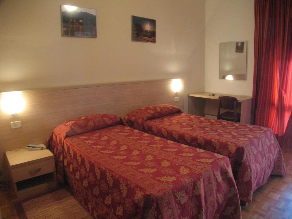 Albergo Ristorante Monterosa Ameno Rum bild